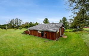 斯凱恩的住宿－Beautiful Home In Skjern With Kitchen，草场上的小木屋