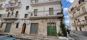 a building with a green door on a street at Da Carlino in Peschici