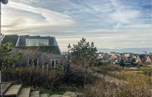 een huis met een groot raam aan de zijkant bij Bellevue in Bergen aan Zee