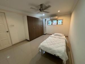 - une chambre avec un lit et un ventilateur de plafond dans l'établissement Central KL - Bangsar, à Kuala Lumpur