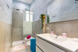 La salle de bains est pourvue d'un lavabo, de toilettes et d'une douche. dans l'établissement Appartamento Stella Marina 3 - MyHo Casa, à San Benedetto del Tronto