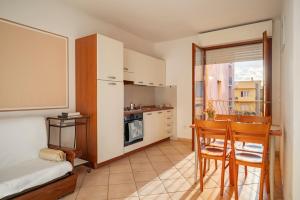 Кухня или мини-кухня в Lola Piccolo Hotel e Appartamenti
