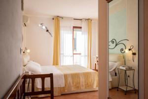 Кровать или кровати в номере Lola Piccolo Hotel e Appartamenti