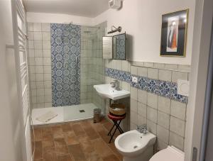 y baño con lavabo, aseo y ducha. en Agriturismo Fattoria le caprine, en Gambassi Terme