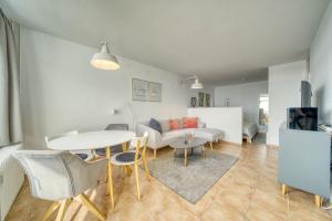 - un salon avec une table et un canapé dans l'établissement Ferienpark - Haus E, App 0E0903, à Heiligenhafen