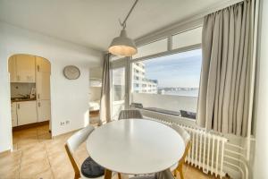 une salle à manger avec une table et une grande fenêtre dans l'établissement Ferienpark - Haus E, App 0E0903, à Heiligenhafen