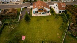 uma vista aérea de uma casa com um quintal em WelcomeBuddy - Casa dos Avós - Garden & Lake II em Sete Cidades