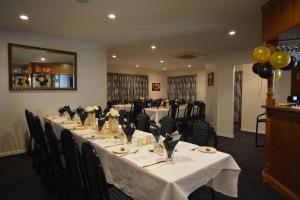 Rocky Gardens Motor Inn Rockhampton tesisinde bir restoran veya yemek mekanı