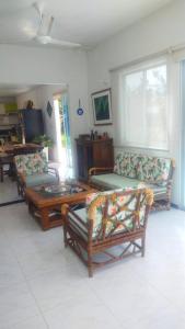 - un salon avec des canapés et une table basse dans l'établissement BELLA CRISTINA, à Ricaurte