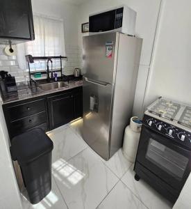 Kjøkken eller kjøkkenkrok på Skywin Airbnb - 1 Bedroom Apt&Sofa Bed - HWT, KGN
