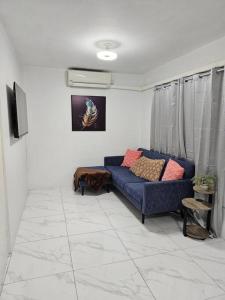 Et sittehjørne på Skywin Airbnb - 1 Bedroom Apt&Sofa Bed - HWT, KGN