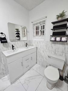 ห้องน้ำของ Skywin Airbnb - 1 Bedroom Apt&Sofa Bed - HWT, KGN