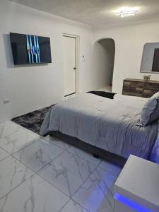 เตียงในห้องที่ Skywin Airbnb - 1 Bedroom Apt&Sofa Bed - HWT, KGN