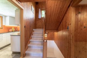 una escalera en una cocina con paneles de madera en Central, en Wildhaus