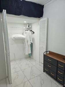 Et bad på Skywin Airbnb - 1 Bedroom Apt&Sofa Bed - HWT, KGN