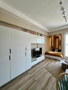 1 dormitorio con armarios blancos y 1 cama en una habitación en Silicon Path Spacious studio en Dubái