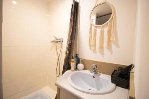 Suite Lovespa في Coligny: حمام مع حوض ودش ومرآة