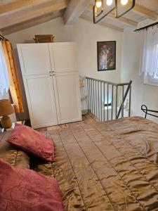 1 dormitorio con 1 cama grande y armario en Casa Mary en Camaiore