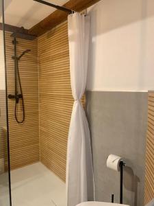 a shower with a white shower curtain in a bathroom at Ferienhaus Allgäu Flughafen Memmingen in Benningen
