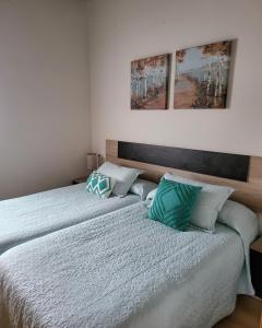 エリソンドにあるCasa Rural Larraldeaのベッドルーム1室(隣り合わせのベッド2台付)
