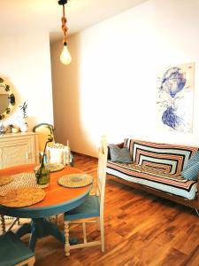 ein Wohnzimmer mit einem Tisch und einem Sofa in der Unterkunft Vida à portuguesa, Charming apartment "Algarve" , in the cultural and historical center in Portimão