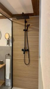een douche in de badkamer met een schuifdeur bij Ferienhaus Allgäu Flughafen Memmingen in Benningen