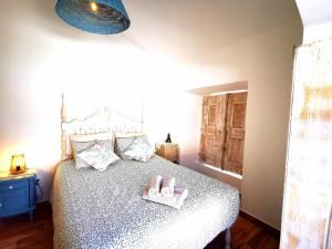 een slaapkamer met een bed met twee handdoeken erop bij Vida à portuguesa, Charming apartment "Algarve" , in the cultural and historical center in Portimão