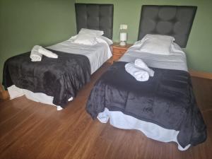 Bera的住宿－Lizuniaga，一间卧室配有两张带毛巾的床