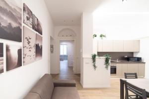 O bucătărie sau chicinetă la Hbhall Porta Romana Suite