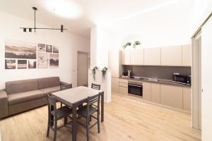 O bucătărie sau chicinetă la Hbhall Porta Romana Suite +12 fotografii