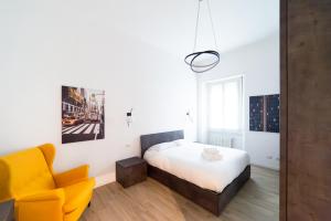Un pat sau paturi într-o cameră la Hbhall Porta Romana Suite