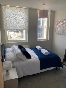 Two bedroom, modern spacious apartment. في برنتوود: غرفة نوم بسرير ونوافذ