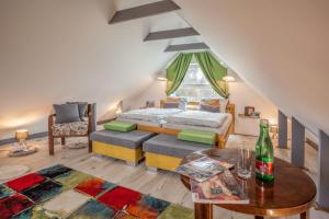 Schlafzimmer im Dachgeschoss mit einem Bett und einem Tisch in der Unterkunft Vilka u Dyje in Znojmo