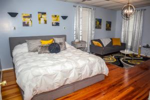 Gallery image of Cozy 2BR Apartment, Balcony with City Skyline View, Mardi Gras Park, Free Parking, Wi-Fi in Mobile