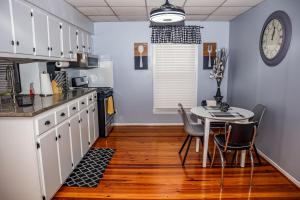 Gallery image of Cozy 2BR Apartment, Balcony with City Skyline View, Mardi Gras Park, Free Parking, Wi-Fi in Mobile