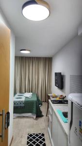 um quarto com uma cozinha com uma cama em Studio Encantador a Beira Mar e Próximo do Centro de Convenções em Salvador
