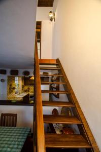 eine Treppe in einer Küche mit Holzregalen in der Unterkunft WelcomeBuddy - Casa da Praia - Moinhos Beach in Porto Formoso + 13 Fotos