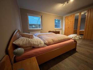Postel nebo postele na pokoji v ubytování Großes Haus mit Top-Garten mitten in Haselünne