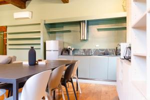 een keuken en eetkamer met een tafel en stoelen bij La sosta verde by HAPPYHOSTORINO in Turijn +23 foto's