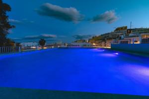 Бассейн в HOTEL ALOVE или поблизости