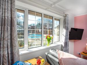 ein Wohnzimmer mit einem Fenster mit Poolblick in der Unterkunft Bank Voles Nest - Uk45199 in Trelaske