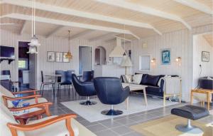 Binderup StrandにあるBeautiful Home In Bjert With 3 Bedrooms, Sauna And Wifiのリビングルーム(青い椅子、ソファ付)