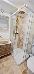 W łazience znajduje się prysznic ze szklanymi drzwiami. w obiekcie LaMaisonnette 500m plage Juno Beach w mieście Bernières-sur-Mer