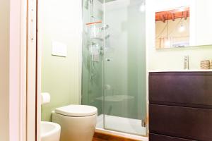 een badkamer met toilet en glazen douche bij La sosta verde by HAPPYHOSTORINO in Turijn