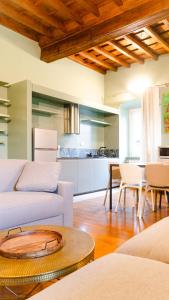 een woonkamer met een bank en een tafel bij La sosta verde by HAPPYHOSTORINO in Turijn