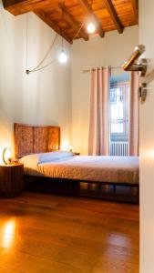 een slaapkamer met een groot bed in een kamer bij La sosta verde by HAPPYHOSTORINO in Turijn