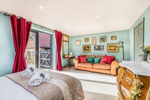 uma sala de estar com uma cama e um sofá em Spacious & Stylish Home Nr Chichester em Fishbourne