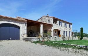 ein großes Backsteinhaus mit einer großen Garage in der Unterkunft Le Temps Perdu in Maussane-les-Alpilles