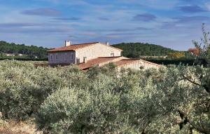 ein Haus auf einem Hügel mit Büschen in der Unterkunft Le Temps Perdu in Maussane-les-Alpilles + 23 Fotos