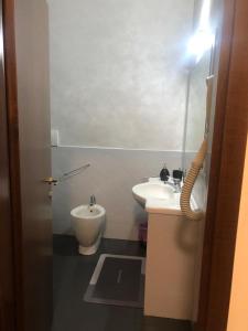 um pequeno banheiro com uma pia e um vaso sanitário em ALMA Rooms Appia em Roma
